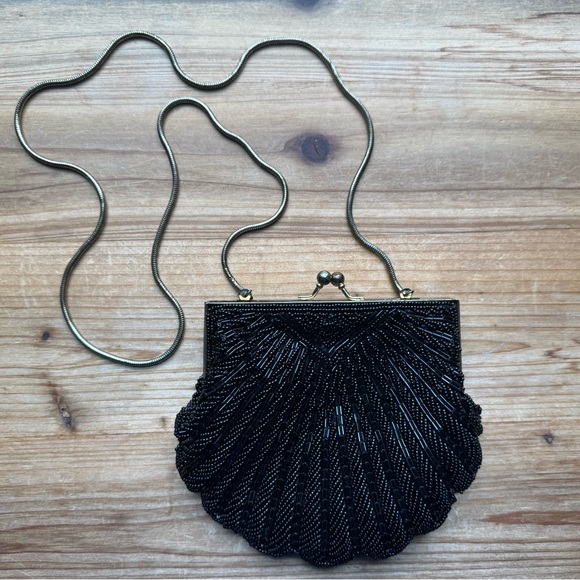 VINTAGE LA REGALE Black Beaded Gold Chain Satin Lined Scallop Clutch Purse - Picture 2 of 4